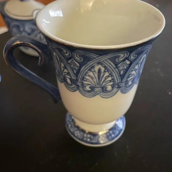 Beautiful Set of Bombay Company Teapot, Sugar bowl and Three mugs/cups. - Picture 7 of 9